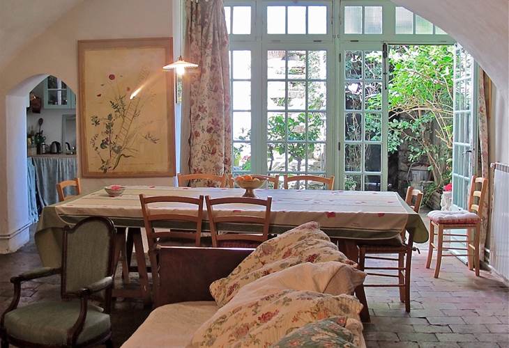 salon salle a` manger pour 12 personnes et cuisine équipée en suite